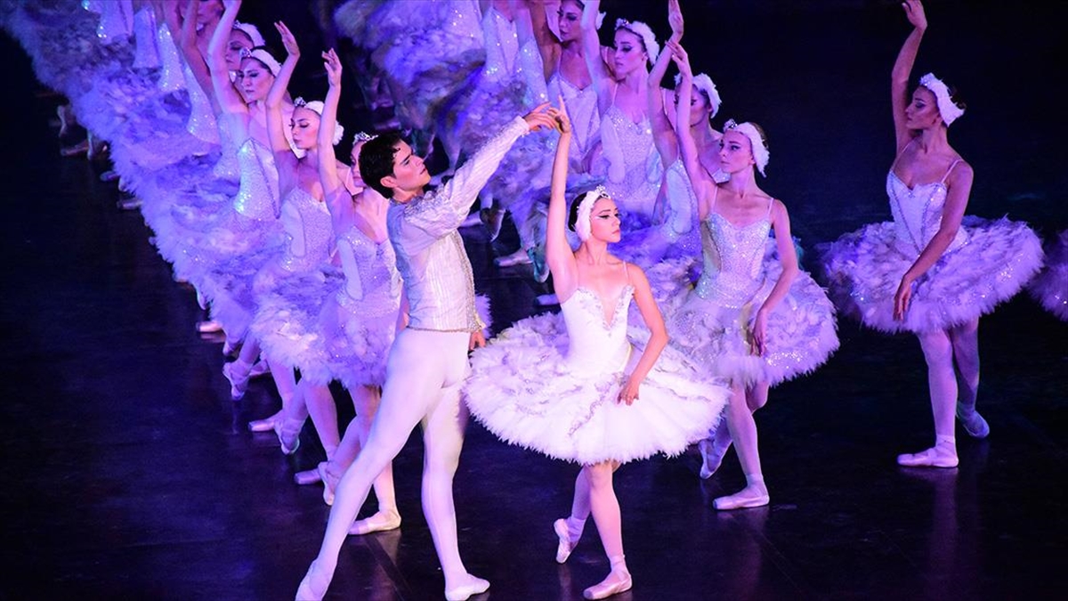 30. Uluslararası Aspendos Opera ve Bale Festivali'nde "Kuğu Gölü" balesi