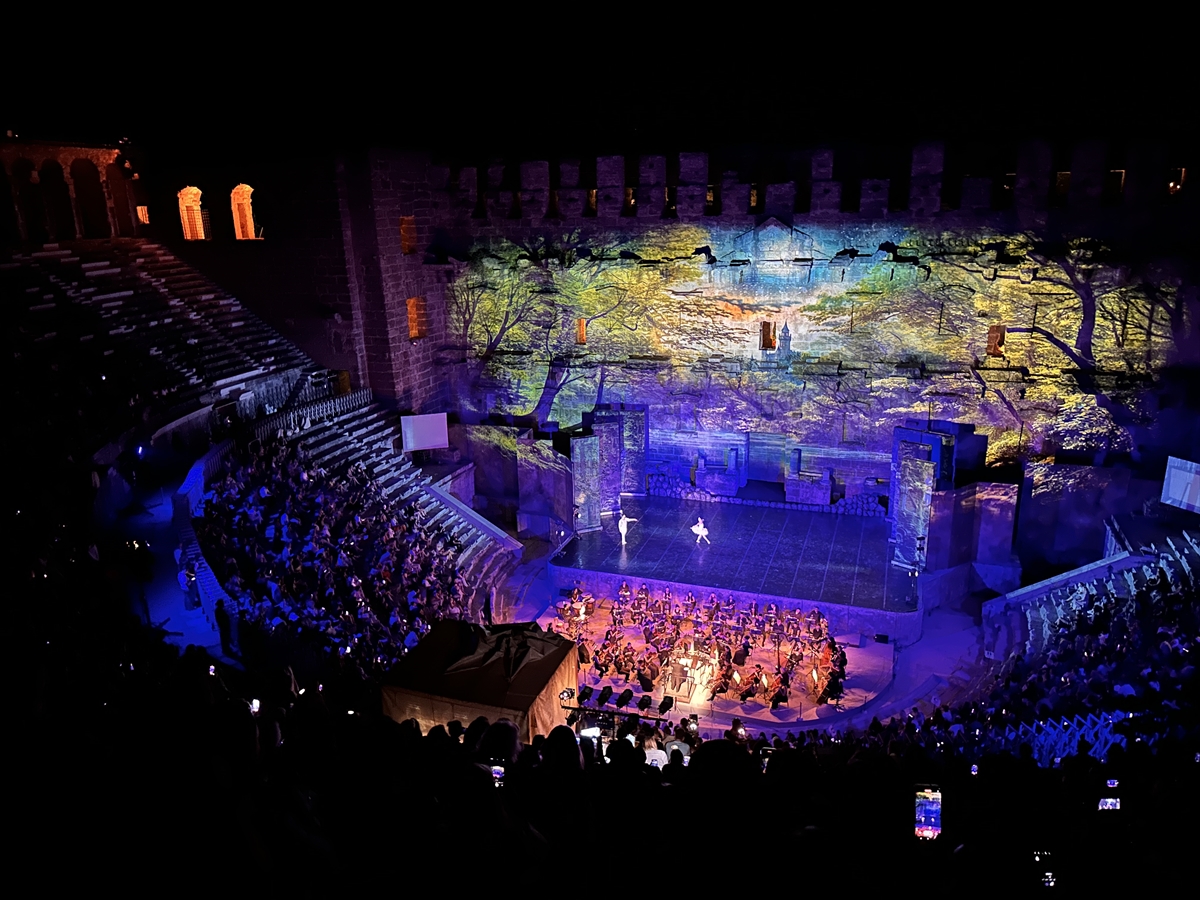 30. Uluslararası Aspendos Opera ve Bale Festivali'nde “Kuğu Gölü” balesi sahnelendi