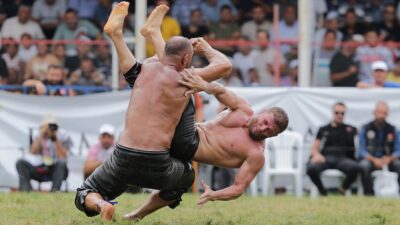 Tarihi Elmalı Yağlı Güreşleri'nde yarı finale yükselen başpehlivanlar belli oldu.