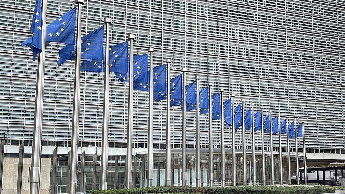 AB Komisyonu'nun yaz raporunda AB ve Avro Bölgesi'nin 2023 ve