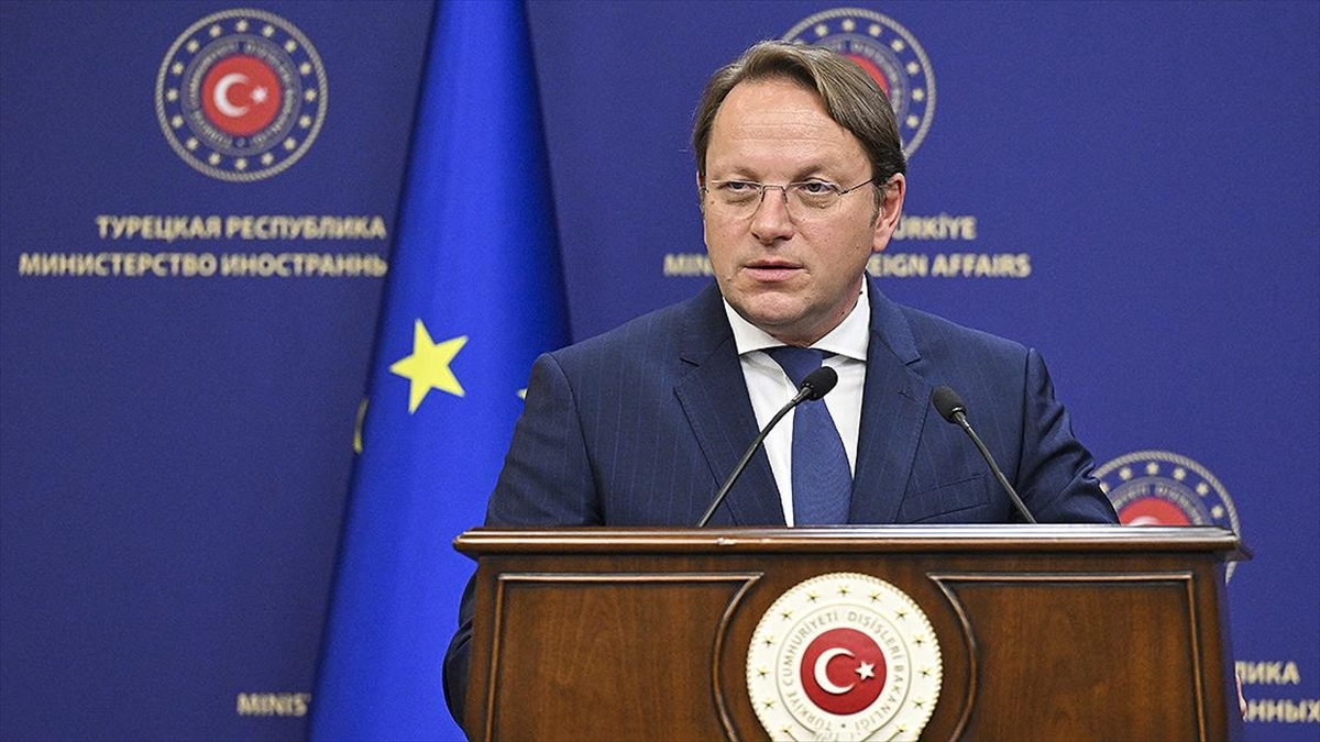 Avrupa Birliği (AB) Komisyonunun Komşuluk ve Genişlemeden Sorumlu Üyesi Oliver