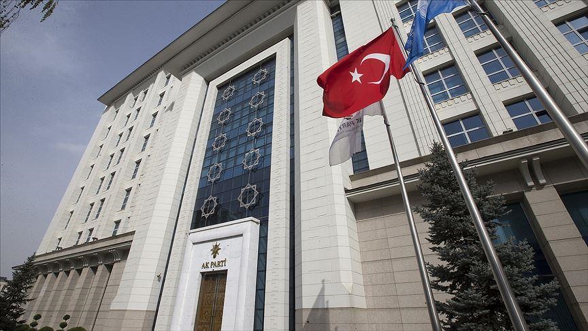 AK Parti, Siyaset, Ekonomi ve Toplum Araştırmaları Vakfıyla (SETA) 16-17