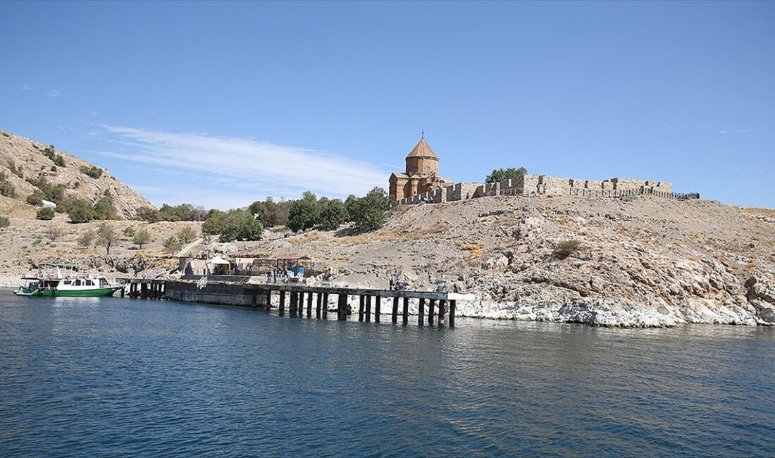 Kültür ve Turizm Bakanlığının özel izniyle yılda bir kez ibadete