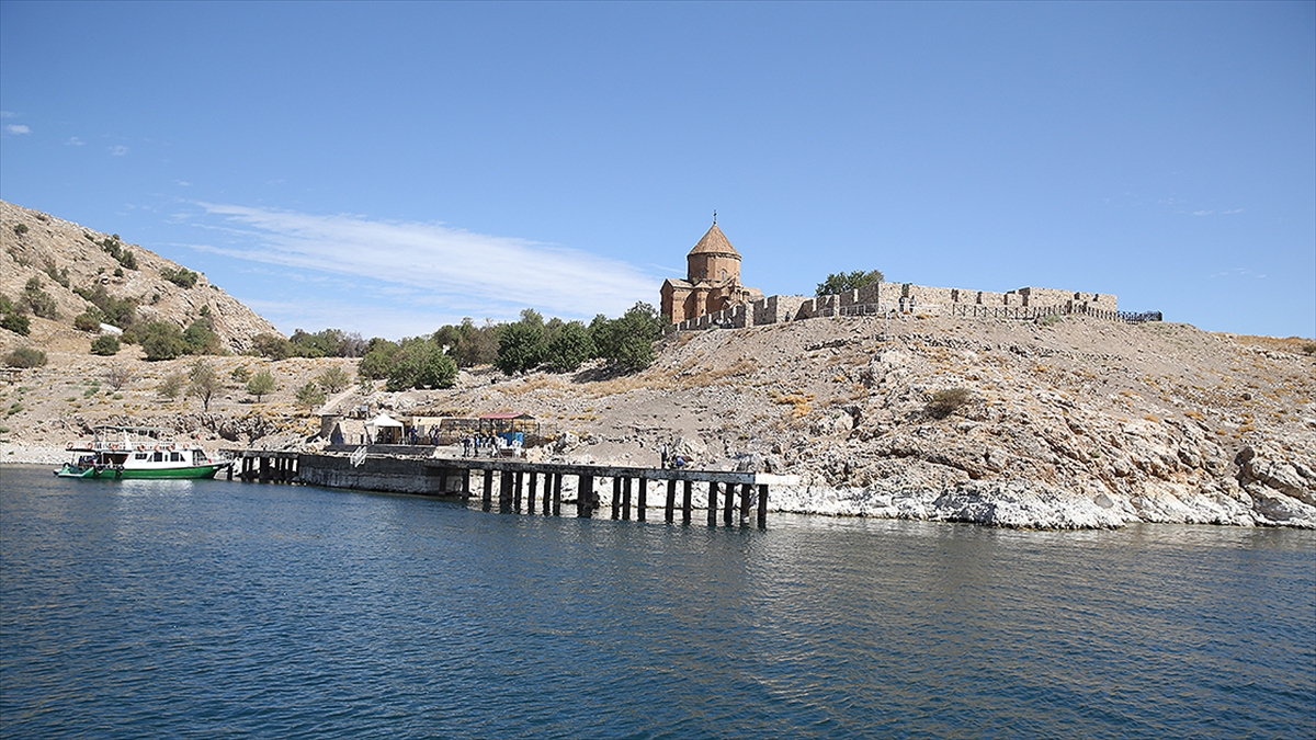 Kültür ve Turizm Bakanlığının özel izniyle yılda bir kez ibadete