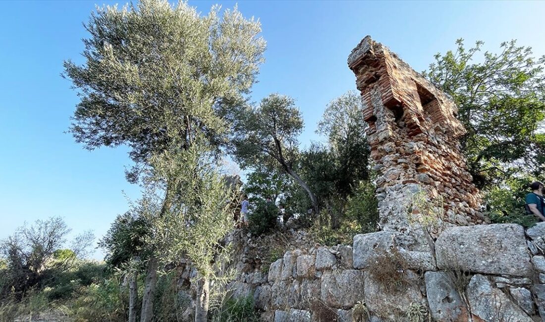 Antalya'nın Alanya ilçesinde denizden yaklaşık 250 metre yüksekte yarımada üzerine