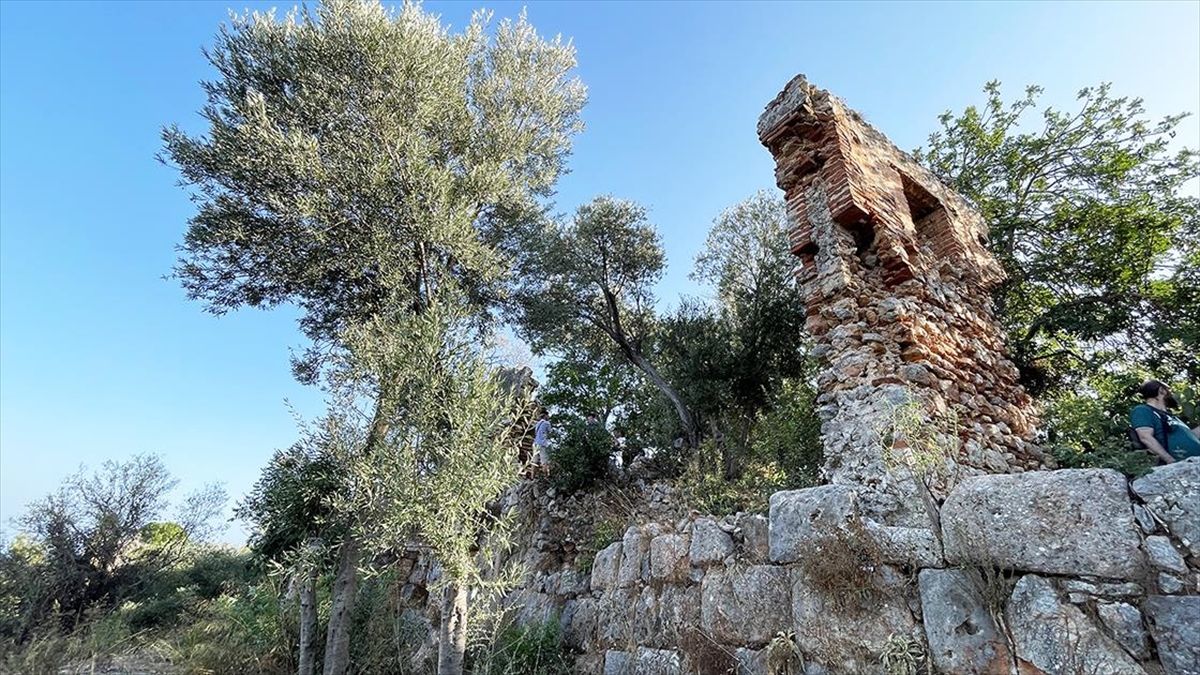 Antalya'nın Alanya ilçesinde denizden yaklaşık 250 metre yüksekte yarımada üzerine
