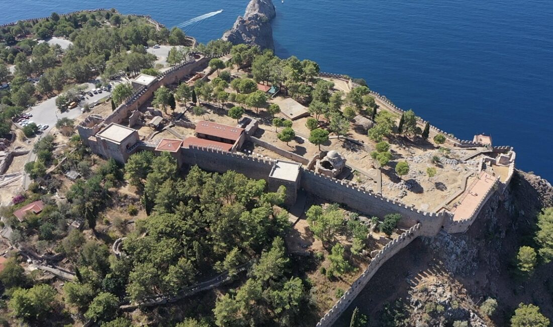 Alanya Kalesi Kazı Başkanı Prof. Dr. Eravşar, kaledeki kilisede kazıların