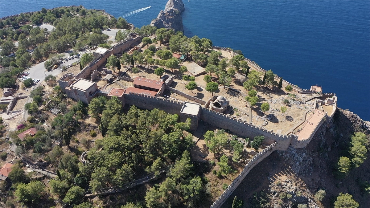 Alanya Kalesi Kazı Başkanı Prof. Dr. Eravşar, kaledeki kilisede kazıların