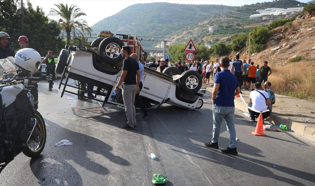 Antalya'nın Alanya ilçesinde 3 aracın karıştığı kazada bir turist öldü,