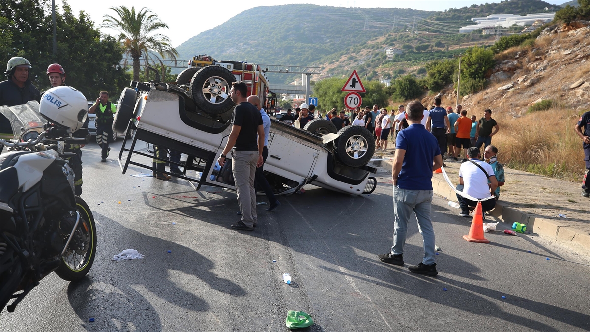 Antalya'nın Alanya ilçesinde 3 aracın karıştığı kazada bir turist öldü,