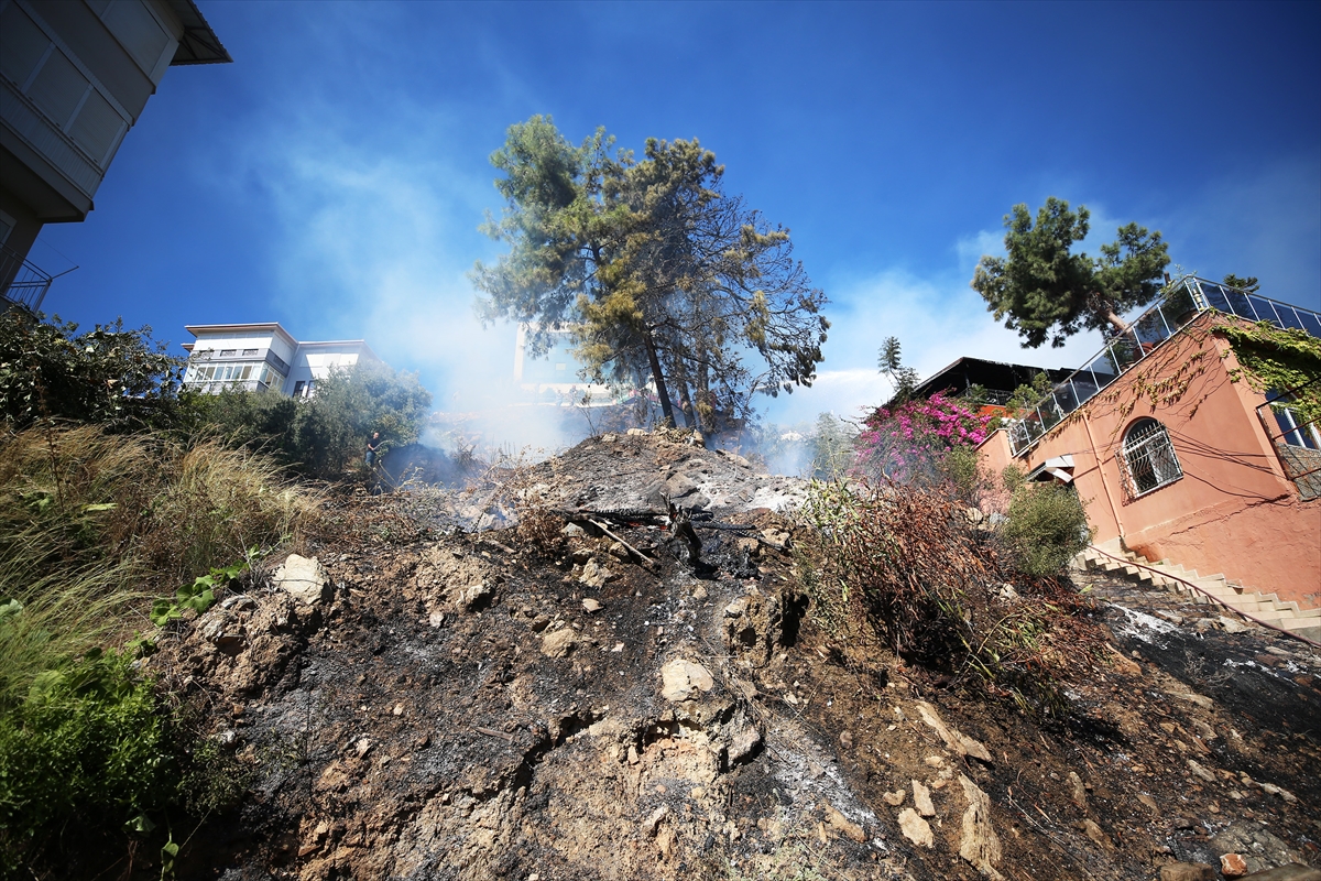 Alanya'da arazide çıkan yangının sıçradığı villa kullanılamaz hale geldi