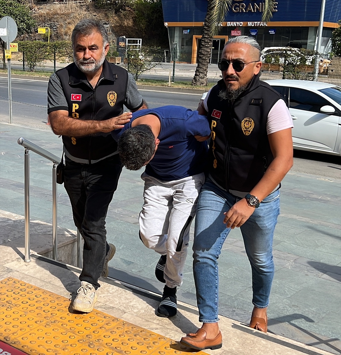 ANTALYA (AA) – Antalya'nın Alanya ilçesinde bir kişiyi bıçakla öldürdüğü