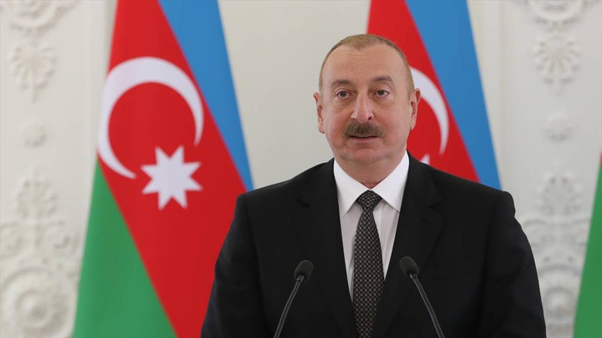 Azerbaycan Cumhurbaşkanı İlham Aliyev, Kuzey Kıbrıs Türk Cumhuriyeti (KKTC) bayrağının