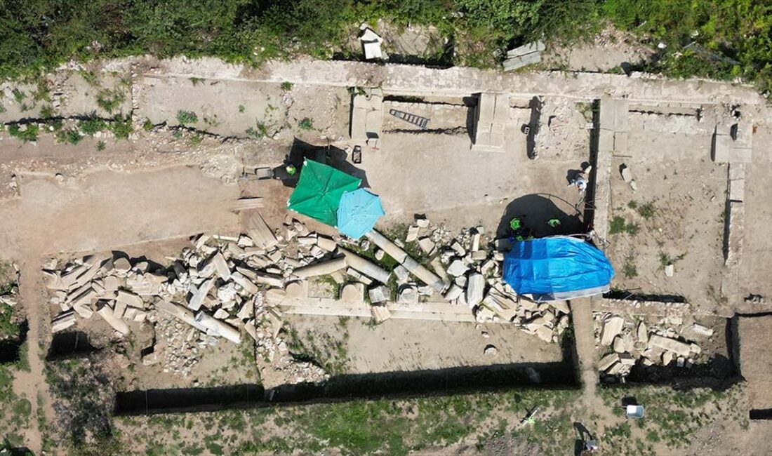 Bartın'ın Amasra ilçesinde temel kazısı sırasında tarihi kalıntılara rastlanılan alanda