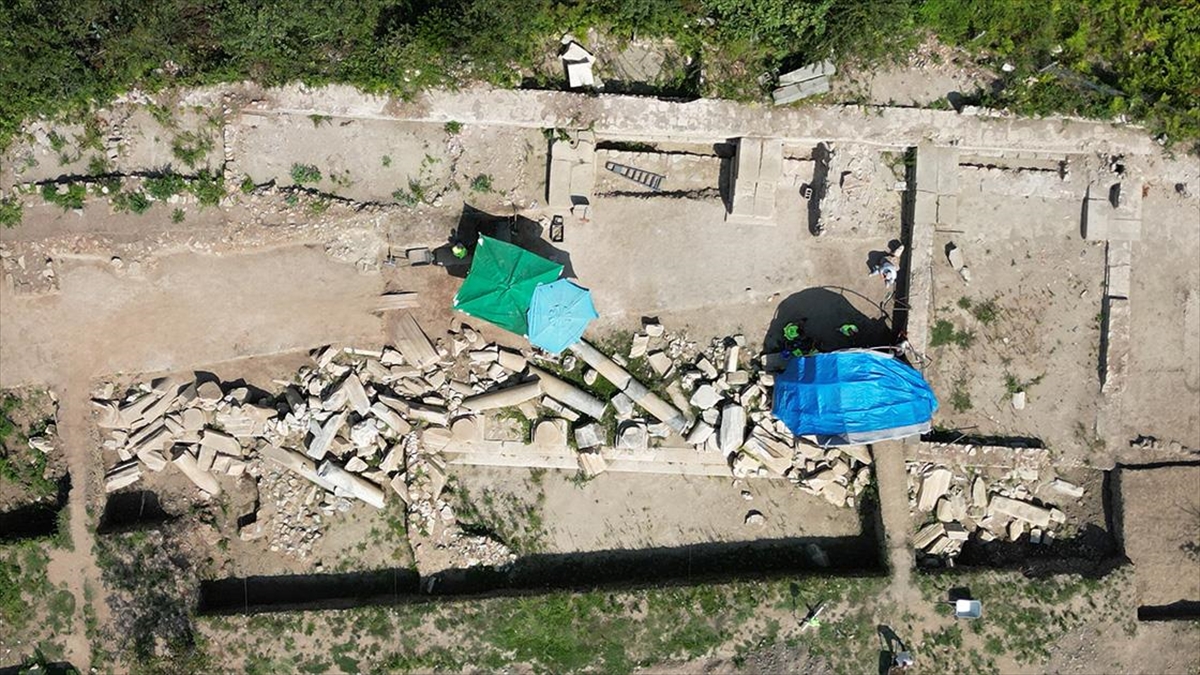 Bartın'ın Amasra ilçesinde temel kazısı sırasında tarihi kalıntılara rastlanılan alanda