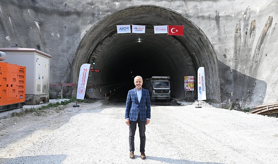 Ulaştırma ve Altyapı Bakanı Abdulkadir Uraloğlu, Ankara-İzmir arasında seyahat süresini