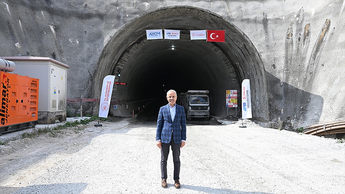 Ulaştırma ve Altyapı Bakanı Abdulkadir Uraloğlu, Ankara-İzmir arasında seyahat süresini