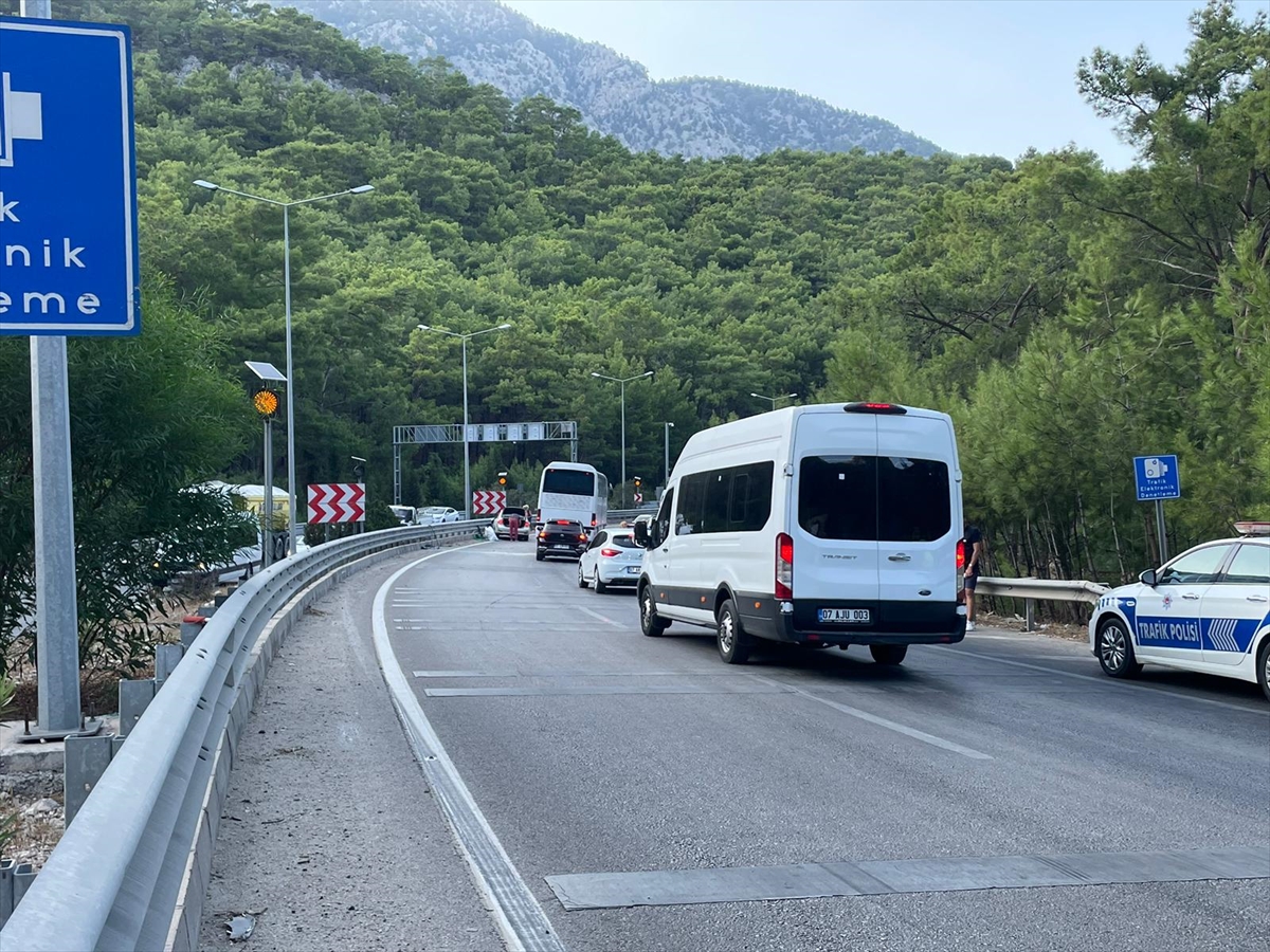 Antalya'da 14 aracın karıştığı zincirleme trafik kazası ulaşımı aksattı