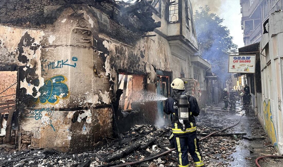 Antalya'nın Muratpaşa ilçesinde çıkan yangında iki metruk bina, müstakil ev
