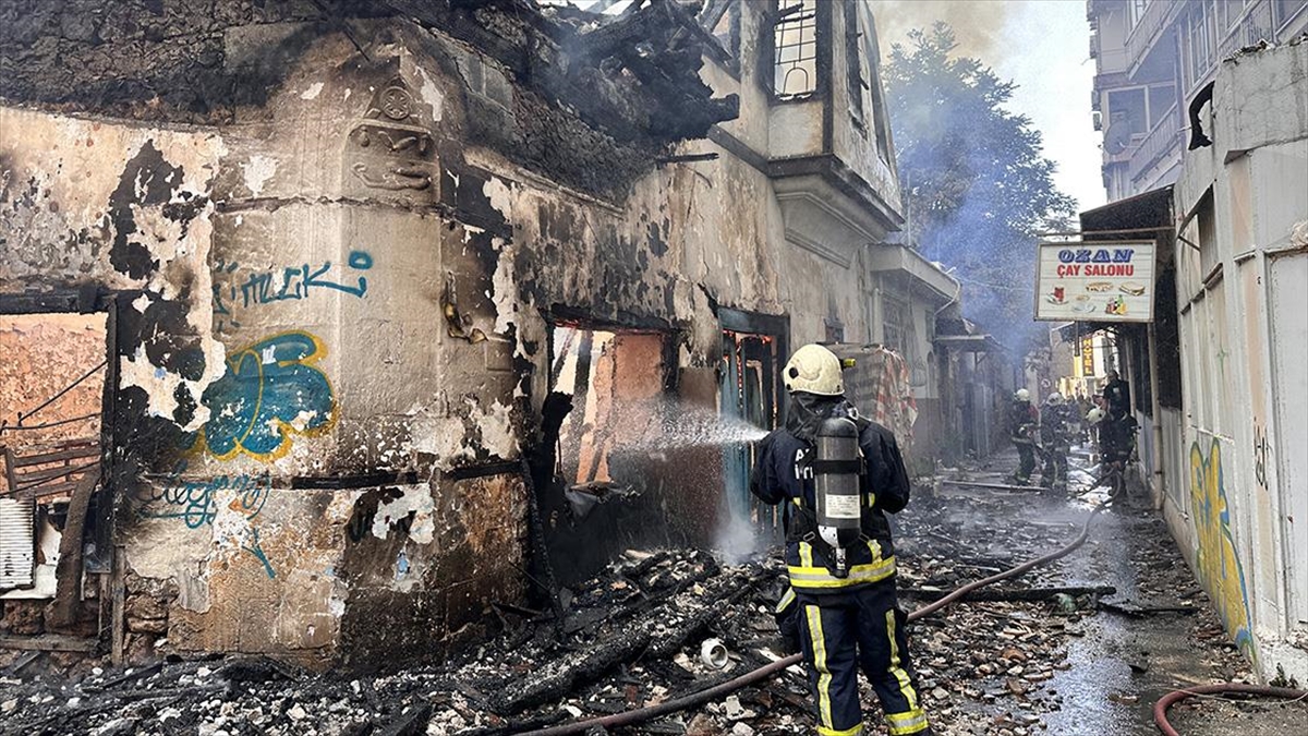 Antalya'nın Muratpaşa ilçesinde çıkan yangında iki metruk bina, müstakil ev