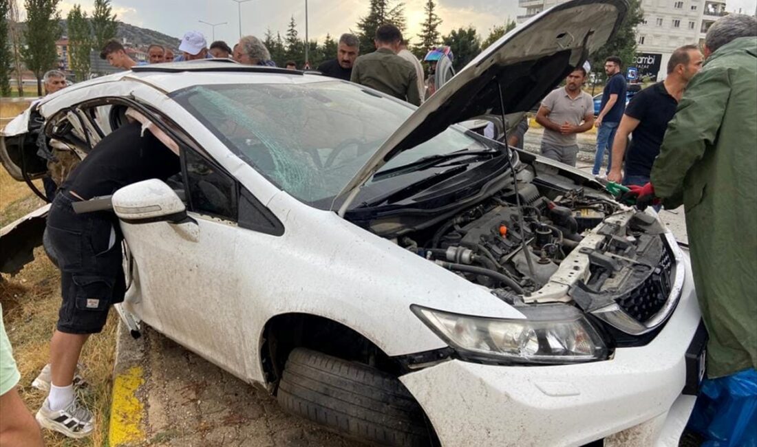 ANTALYA (AA) – Antalya'nın Elmalı ilçesinde iki otomobilin çarpışması sonucu