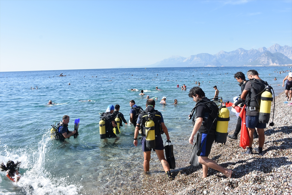 Antalya'da kıyı ve deniz dibi temizliği yapıldı