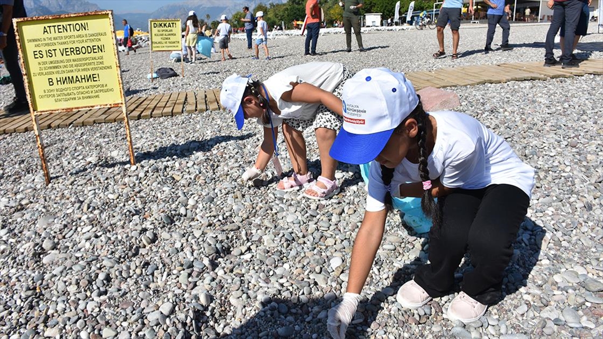 Antalya'da "Uluslararası Kıyı Temizleme Günü" kapsamında kıyı ve deniz dibi