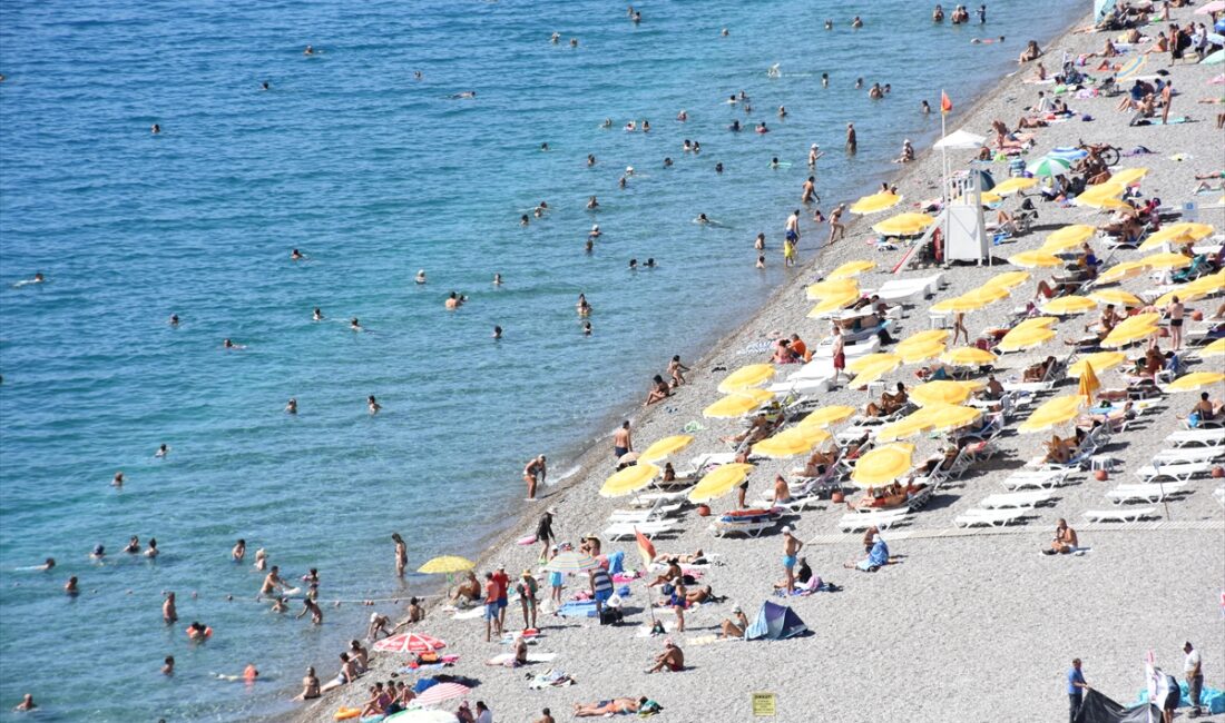 ANTALYA (AA) – Hava sıcaklığının 33 derece ölçüldüğü Antalya'da, sahillerde