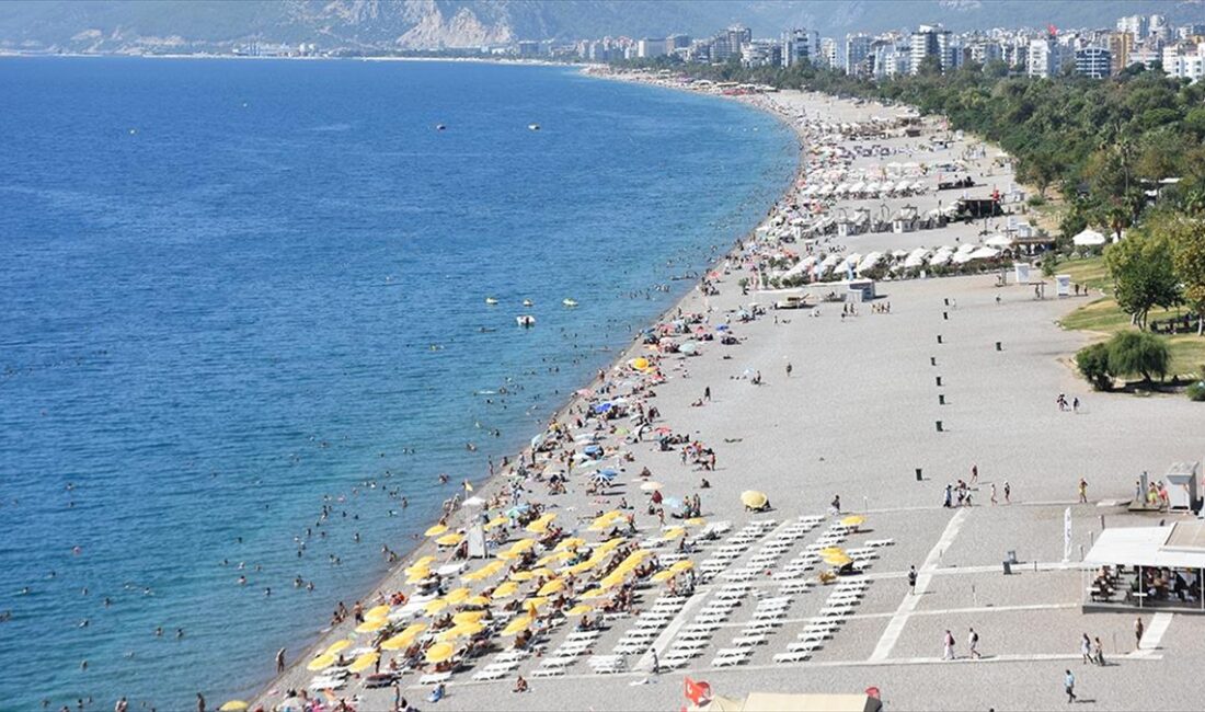 Hava sıcaklığının 33 derece ölçüldüğü Antalya'da, sahillerde yoğunluk devam etti.