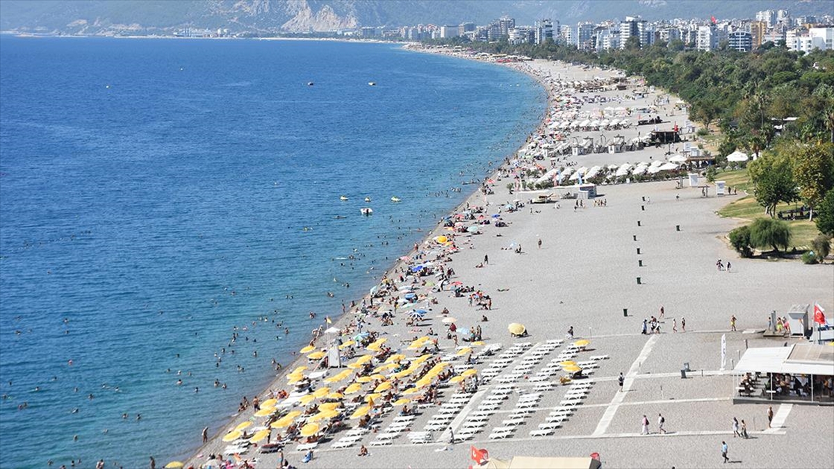 Hava sıcaklığının 33 derece ölçüldüğü Antalya'da, sahillerde yoğunluk devam etti.