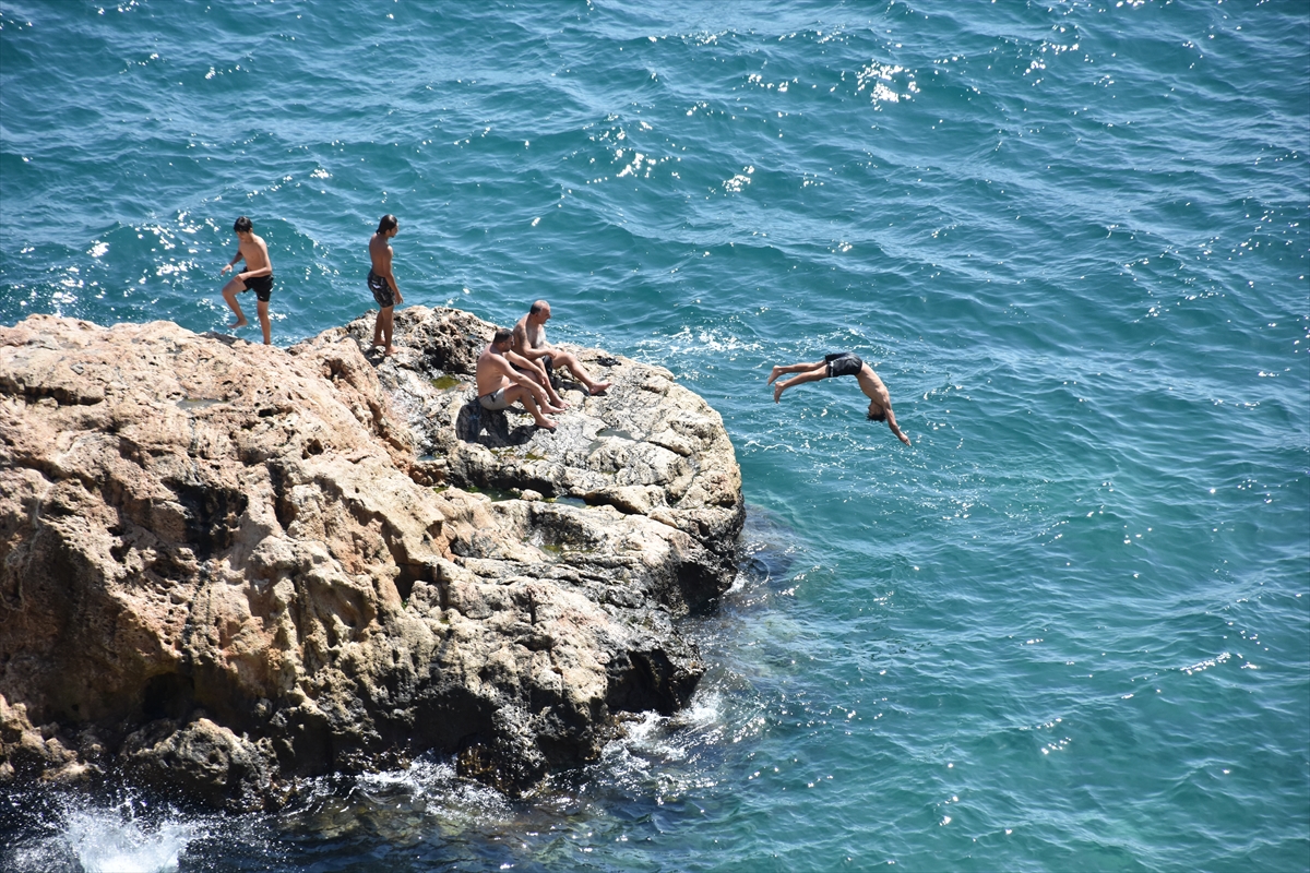 Antalya'da sıcak hava ve yüksek nem bunalttı