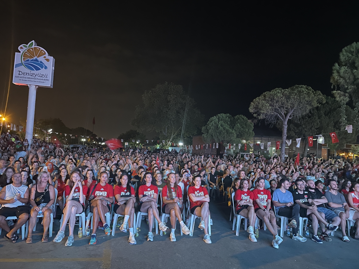 Antalyalılar, Türkiye-Sırbistan final maçını parka kurulan ekranlardan izledi