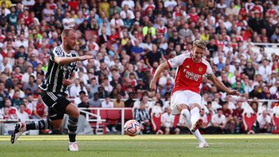 İngiltere Premier Lig'de oynanan maçta Arsenal, sahasında Manchester United'ı 3-1