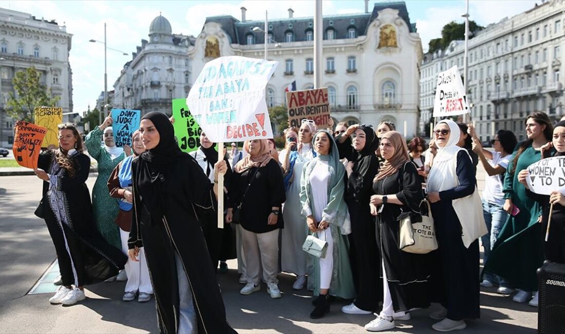 Avusturya'nın başkenti Viyana'daki Fransa Büyükelçiliği önünde toplanan bir grup, Fransa'da