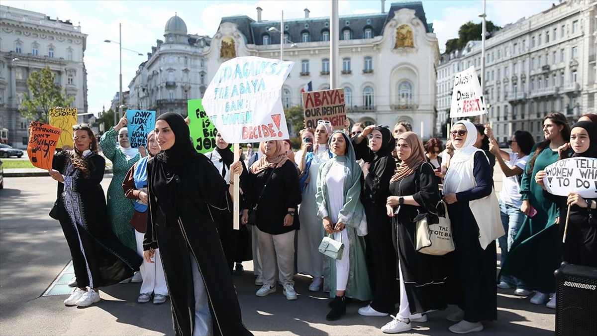Avusturya'nın başkenti Viyana'daki Fransa Büyükelçiliği önünde toplanan bir grup, Fransa'da