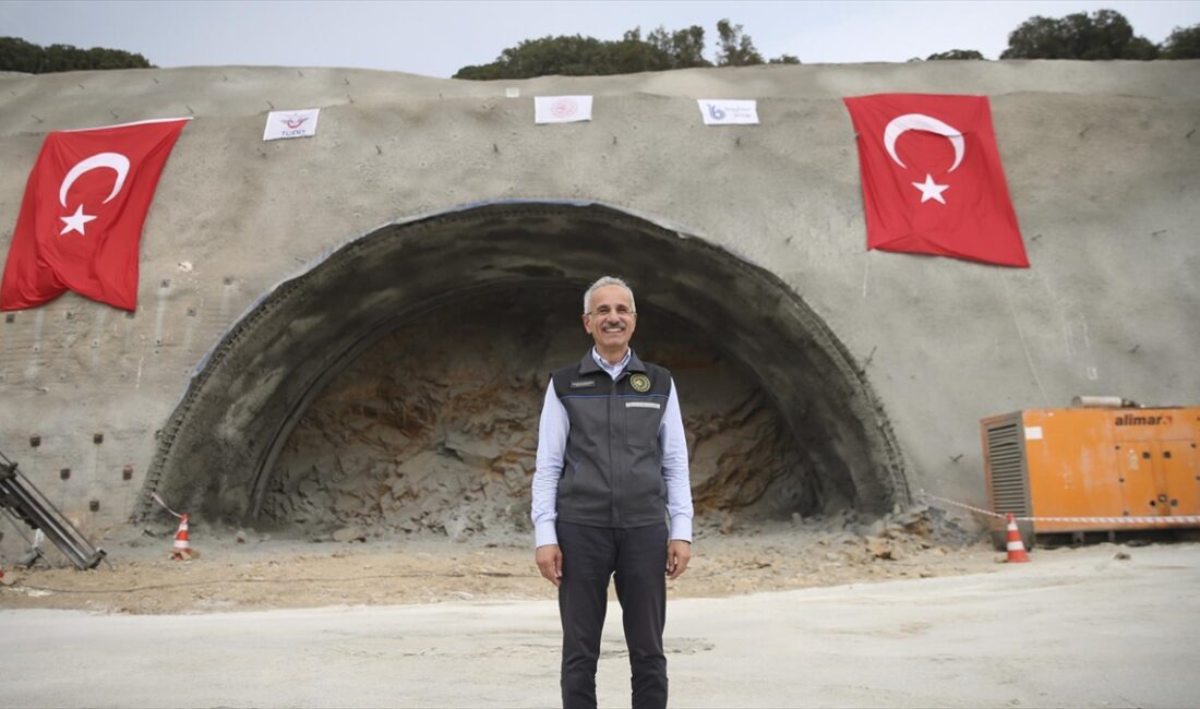 Ulaştırma ve Altyapı Bakanı Uraloğlu, "Bu tünel (Eşme-Salihli arasındaki T1