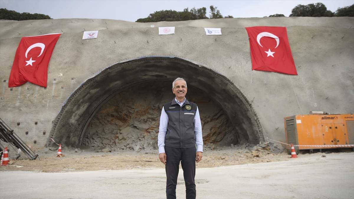 Ulaştırma ve Altyapı Bakanı Uraloğlu, "Bu tünel (Eşme-Salihli arasındaki T1