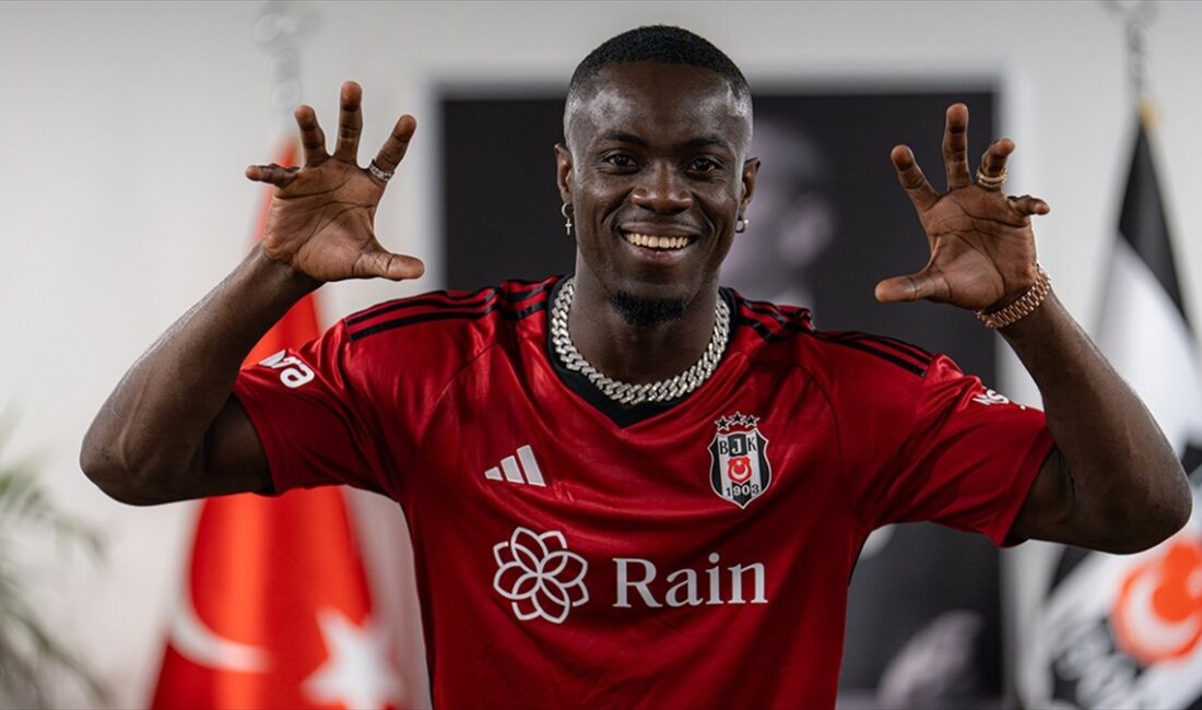 Beşiktaş'ın İngiltere'nin Manchester United takımından kadrosuna kattığı Eric Bailly, imzayı
