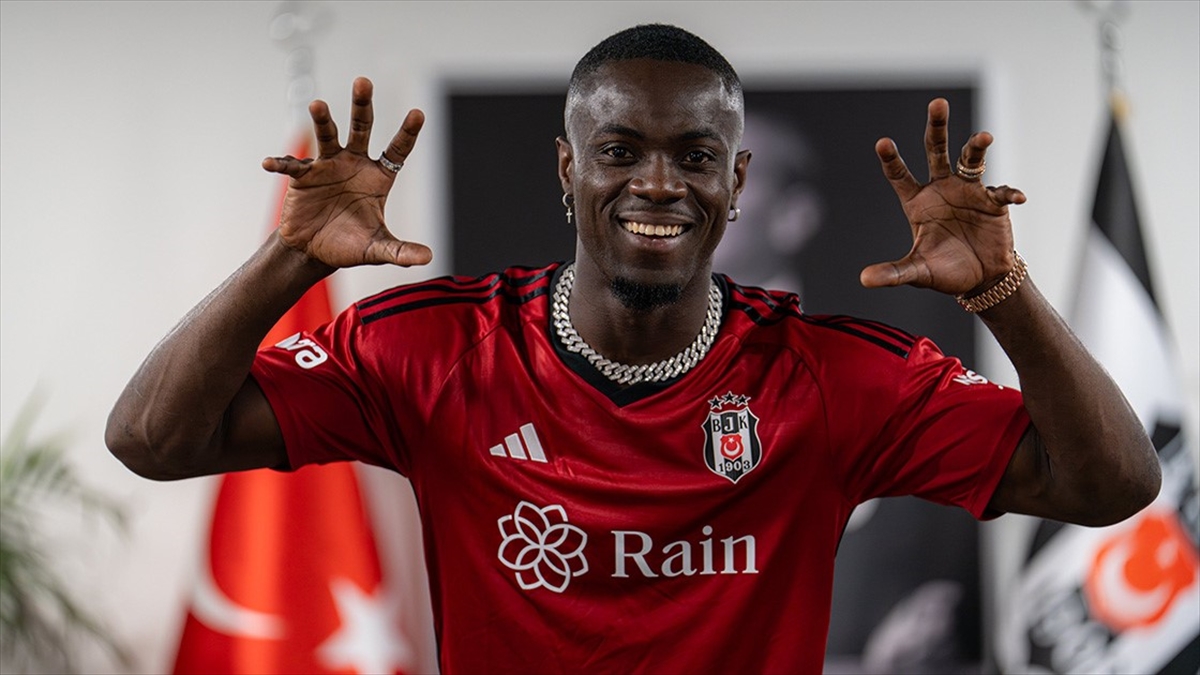 Beşiktaş'ın İngiltere'nin Manchester United takımından kadrosuna kattığı Eric Bailly, imzayı