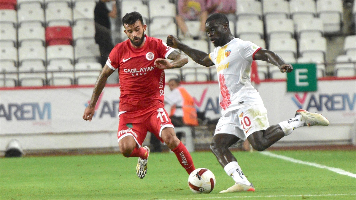 Bitexen Antalyaspor ile Mondihome Kayserispor 1-1 berabere kaldı.