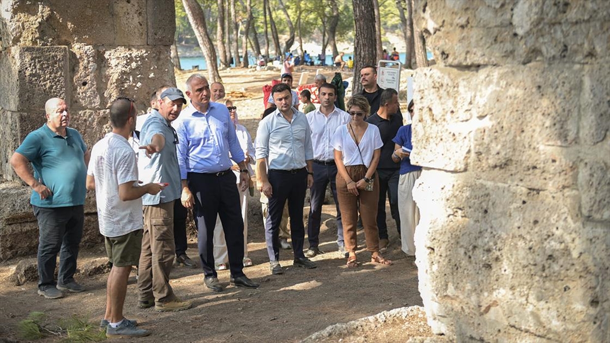 Kültür ve Turizm Bakanı Mehmet Nuri Ersoy, Antalya'nın Kemer ilçesindeki