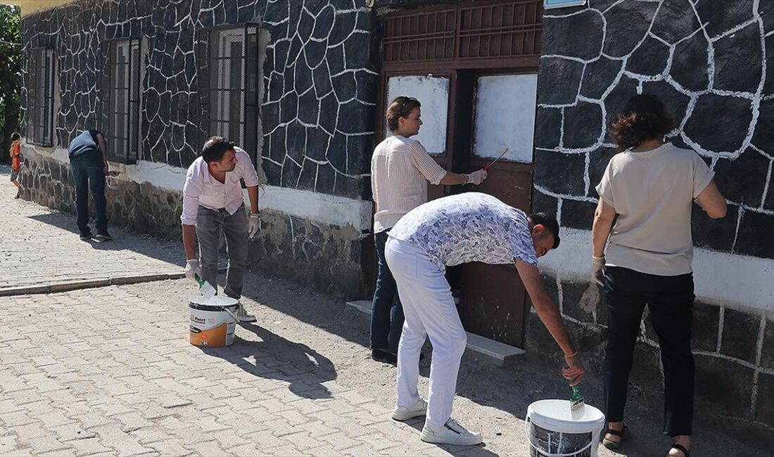 Diyarbakır'ın merkez Sur ilçesine bağlı kırsal Küçükkadı Mahallesi'ndeki okul; öğretmen