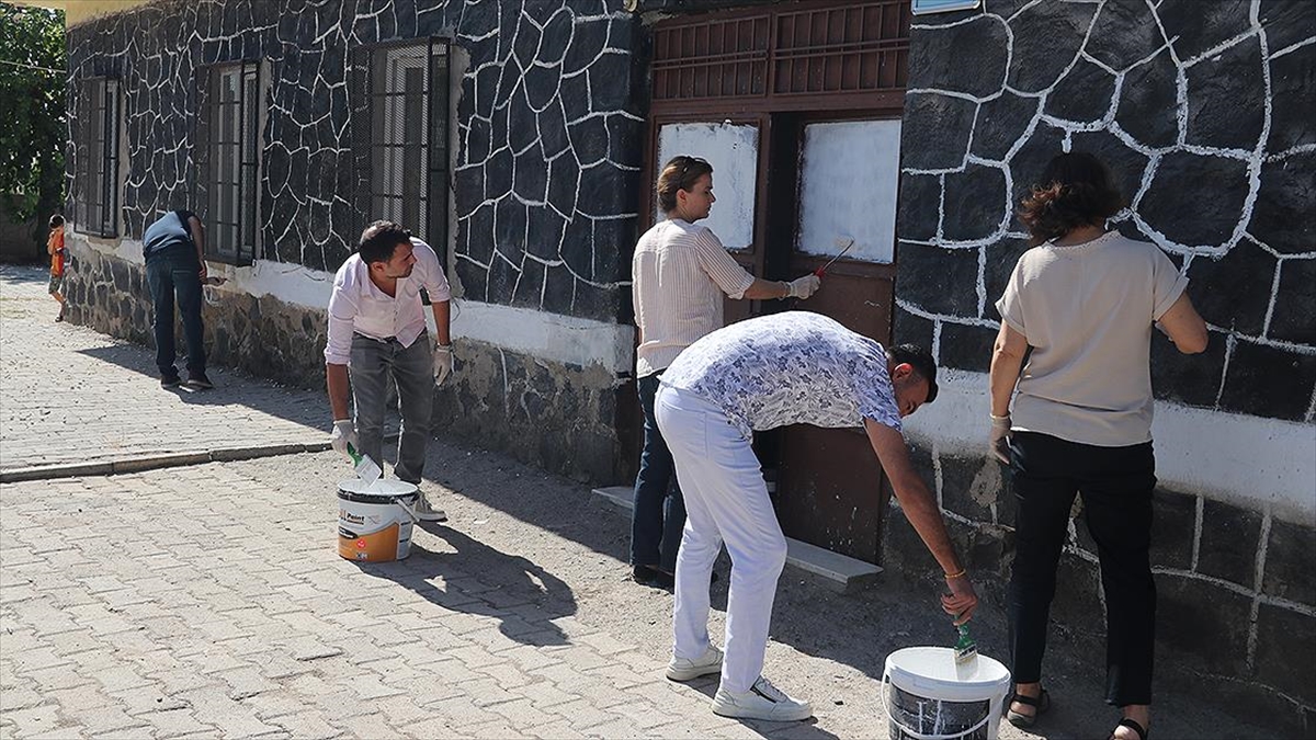 Diyarbakır'ın merkez Sur ilçesine bağlı kırsal Küçükkadı Mahallesi'ndeki okul; öğretmen