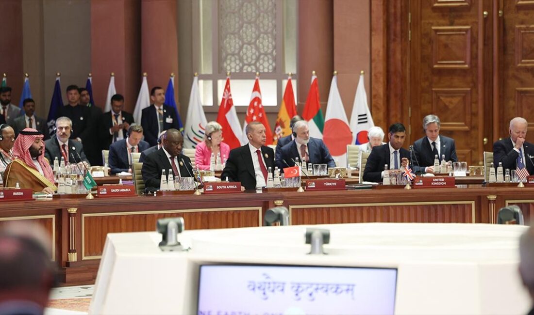 Oturum kapsamında düzenlenen törende, Hindistan Başbakanı Modi G20'nin dönem başkanlığını,