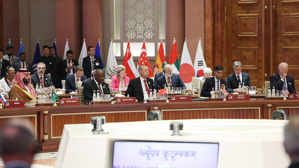 Oturum kapsamında düzenlenen törende, Hindistan Başbakanı Modi G20'nin dönem başkanlığını,