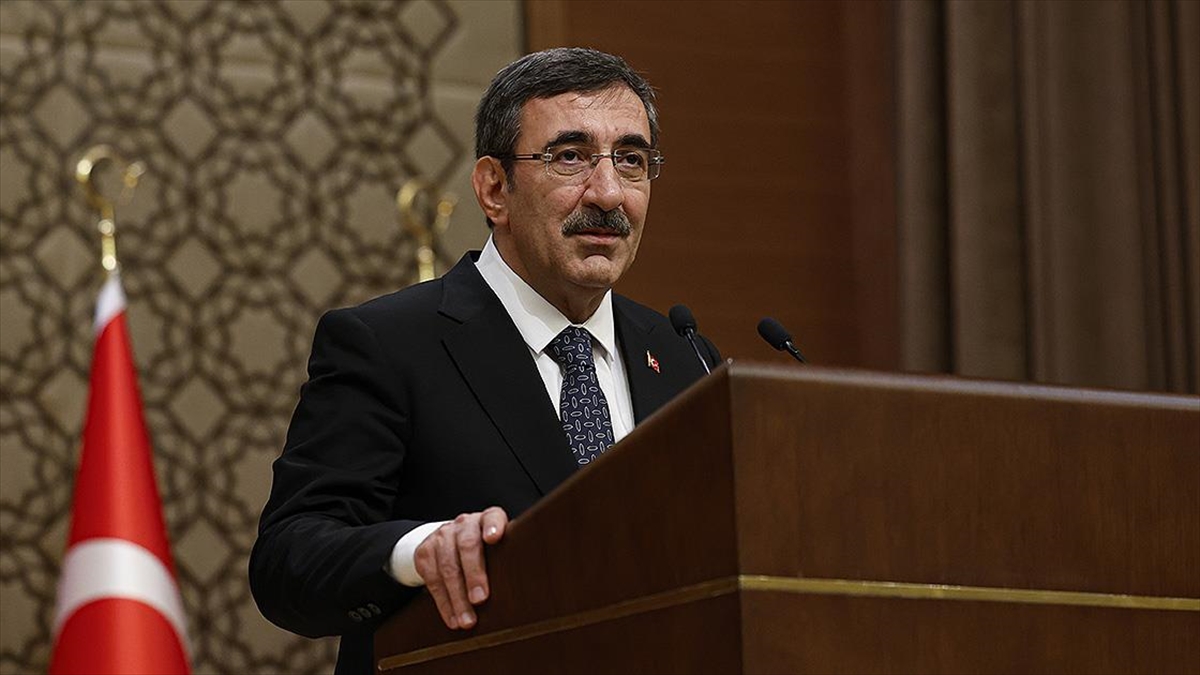 Yılmaz, yurt dışına eğitim amacıyla gönderilen öğrencilerin burslarının kırtasiye ödeneği