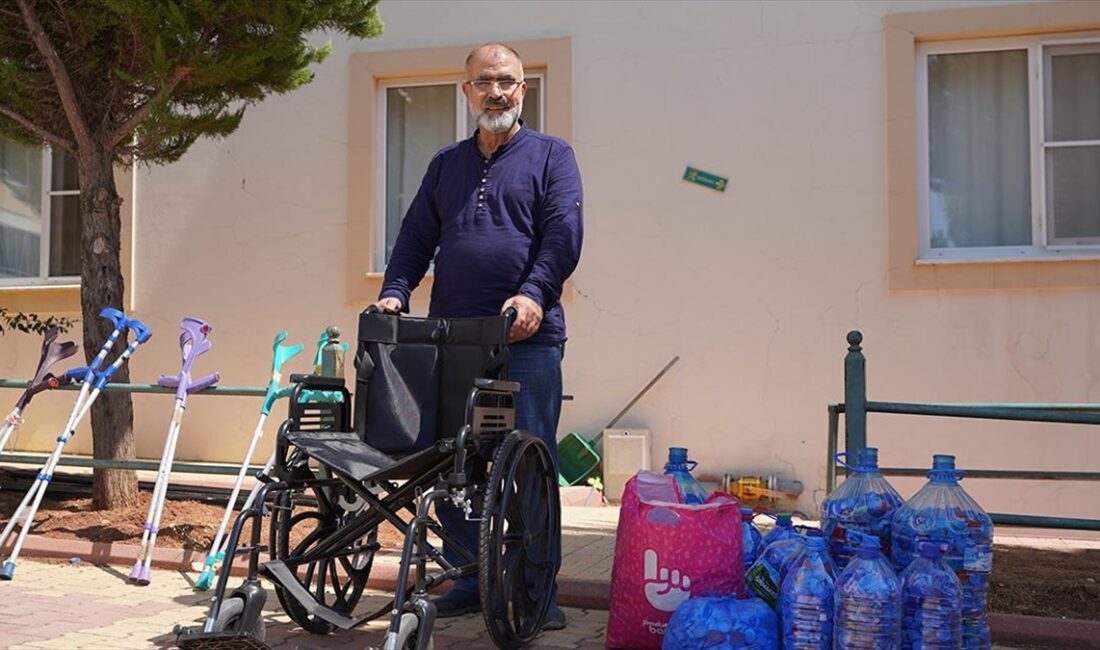 Kahramanmaraş'ta yaklaşık 12 yıldan bu yana mavi kapak toplayan Abdulkadir