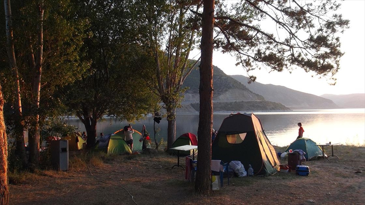 Çevre illerden Bitlis'in Tatvan ilçesine gelen doğasever 35 kadın, Van