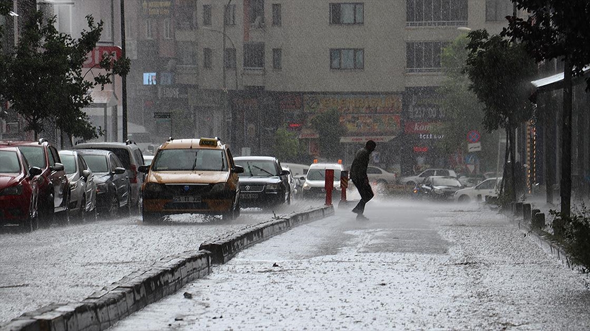 Doğu Anadolu'daki bazı bölgelerde yarın kuvvetli yağış beklendiği duyuruldu.
