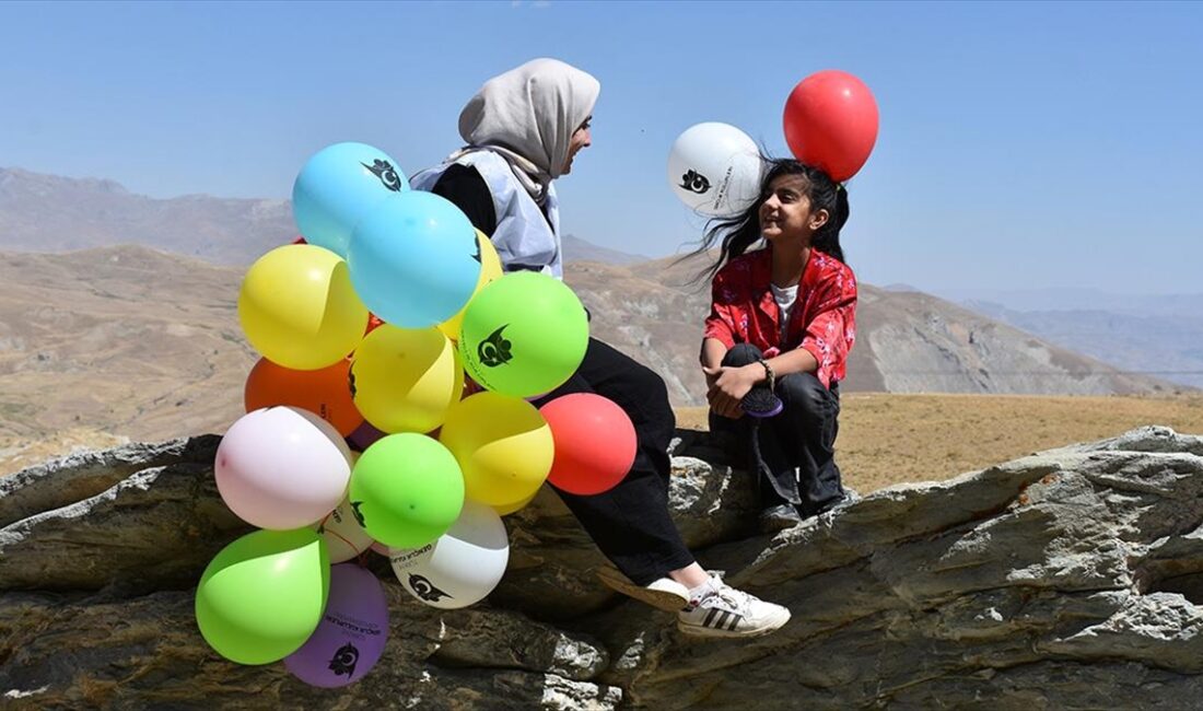 Hakkari'nin yüksek rakımlı yaylalarından Berçelan'a çıkan gönüllüler, hayvancılıkla uğraşan ailelerle